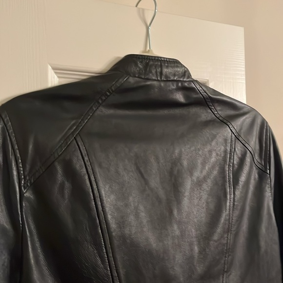 EUC Sz M Bebe black cropped leather sideways zip front ¾ ruched sleeve jacket - Picture 6 of 7